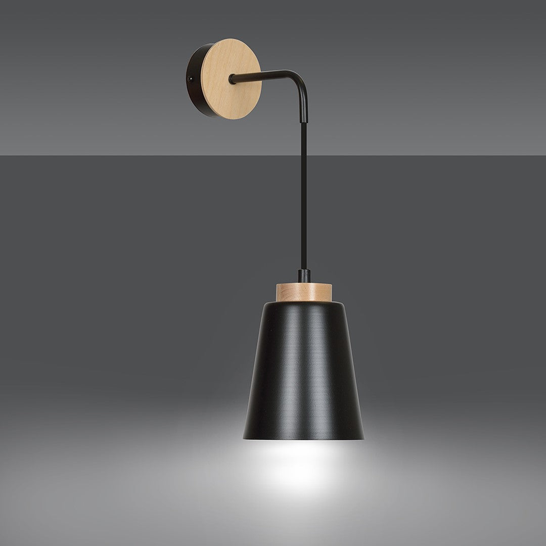 Vue en ambiance sombre, applique allumée diffusant une lumière vers le bas.