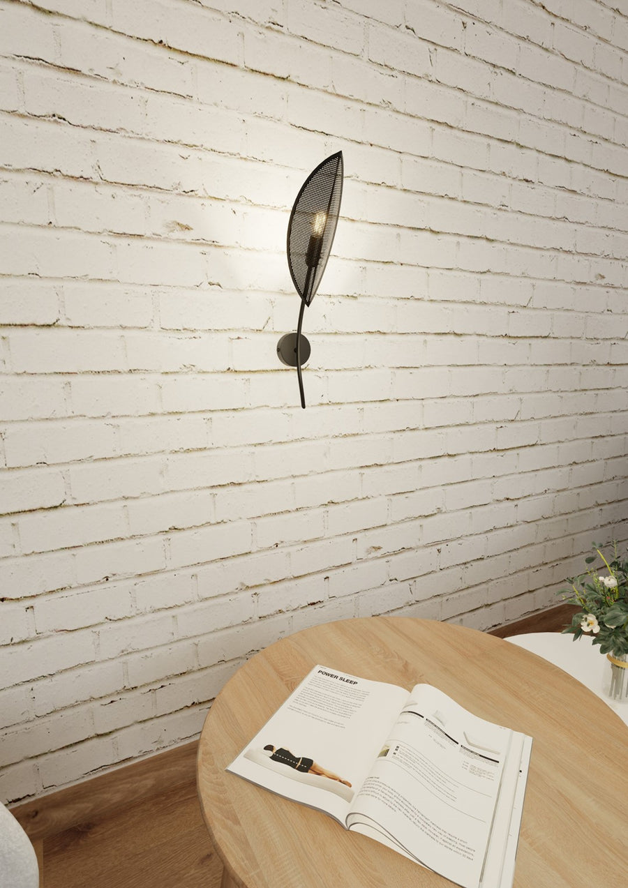 Vue en situation de l’applique feuille sur brique blanche, magazine sur table