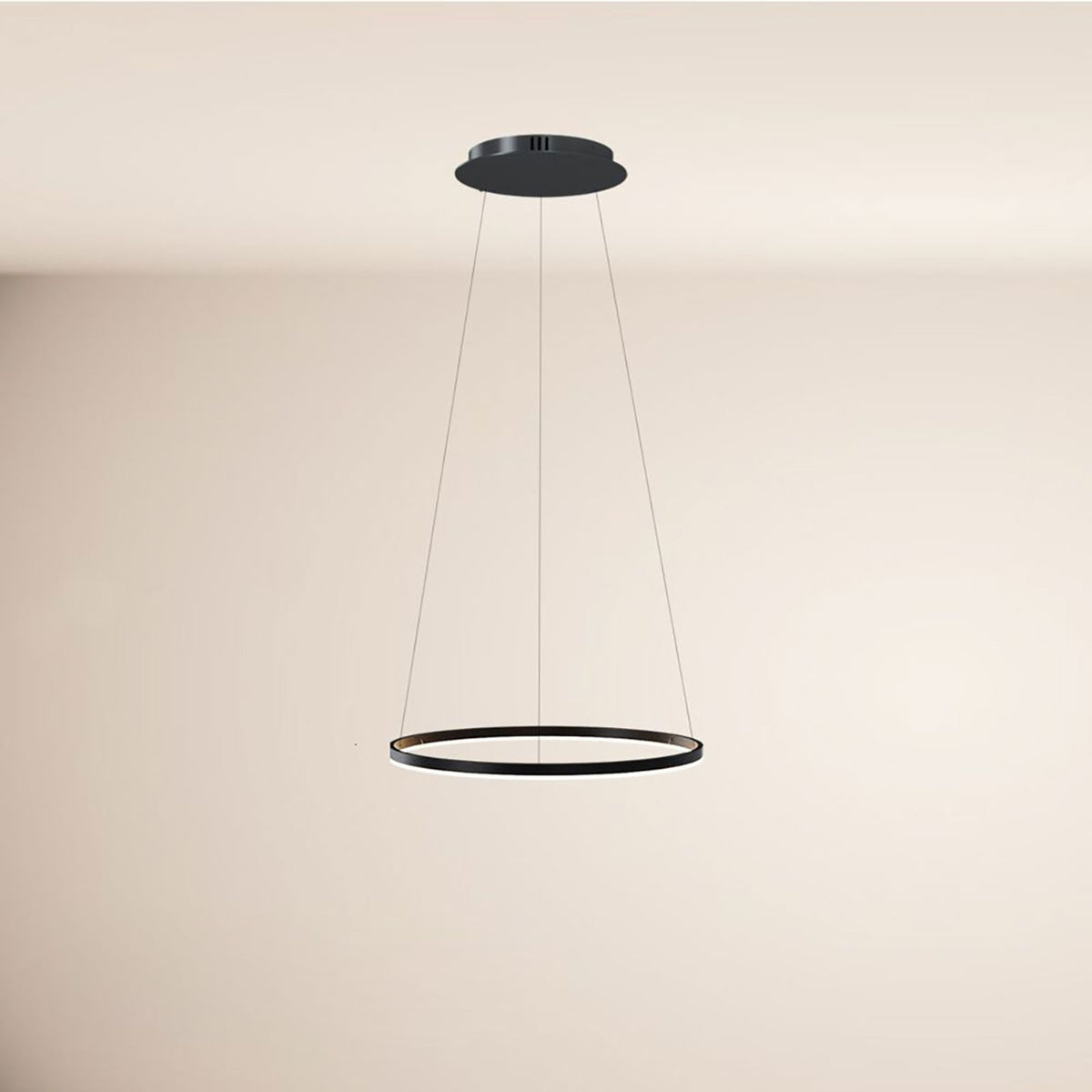 Vue de profil du luminaire anneau noir suspendu sur fond beige clair