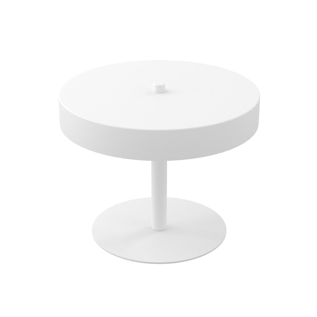 Luminaire blanc vu de trois quarts, abat-jour cylindrique fin et socle rond
