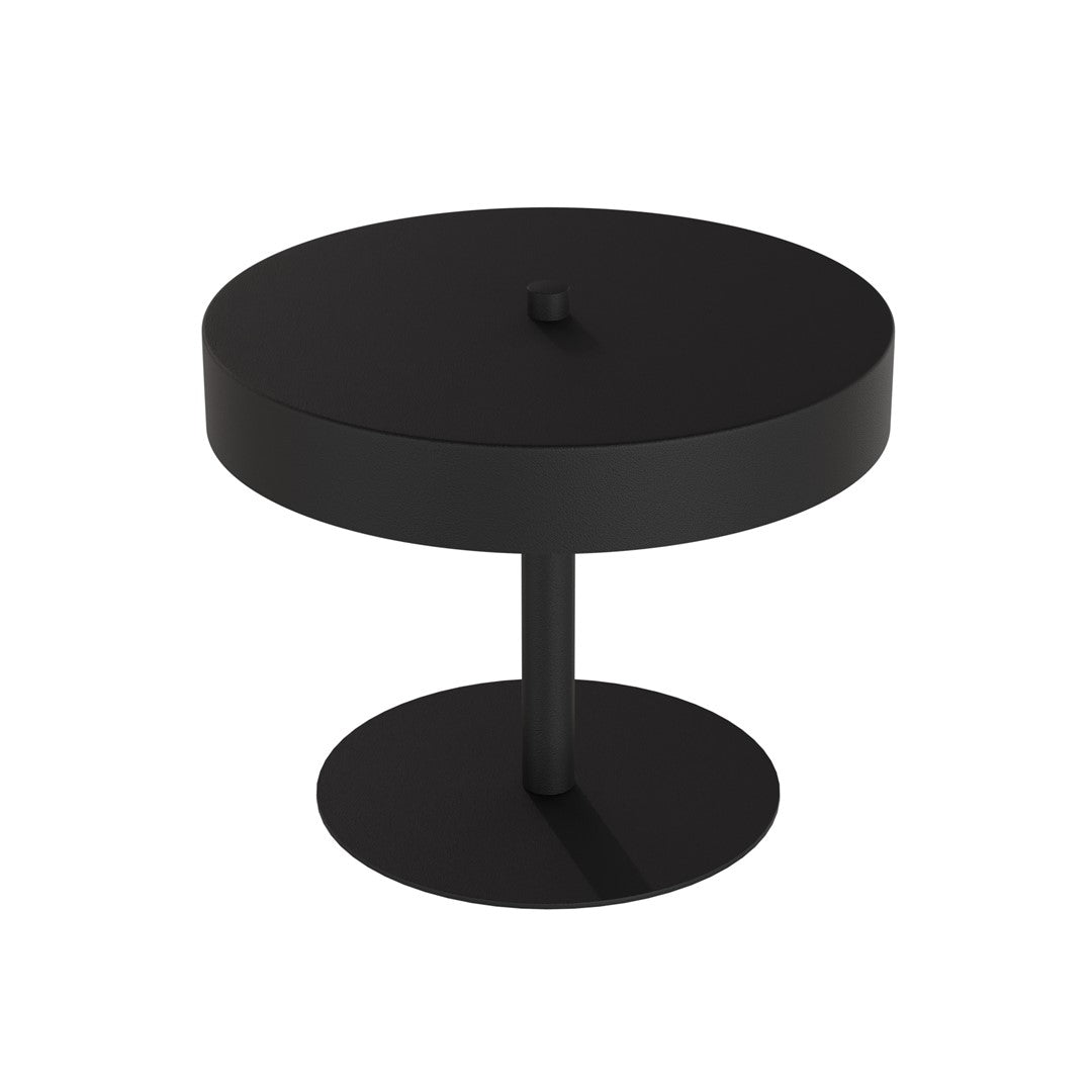 Vue de trois quarts d'une lampe noire à abat-jour cylindrique plat