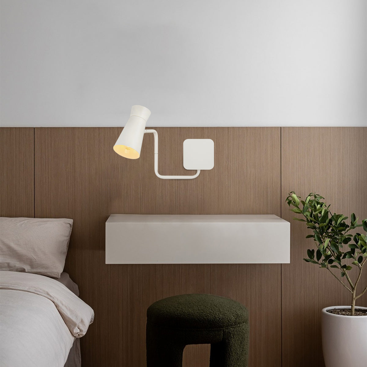 Mise en ambiance chambre avec applique murale fixée sur tête de lit en bois