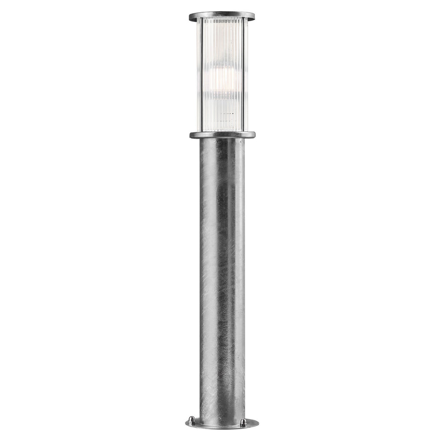 Borne lumineuse extérieure vue de face, poteau cylindrique en acier galvanisé et diffuseur en verre strié