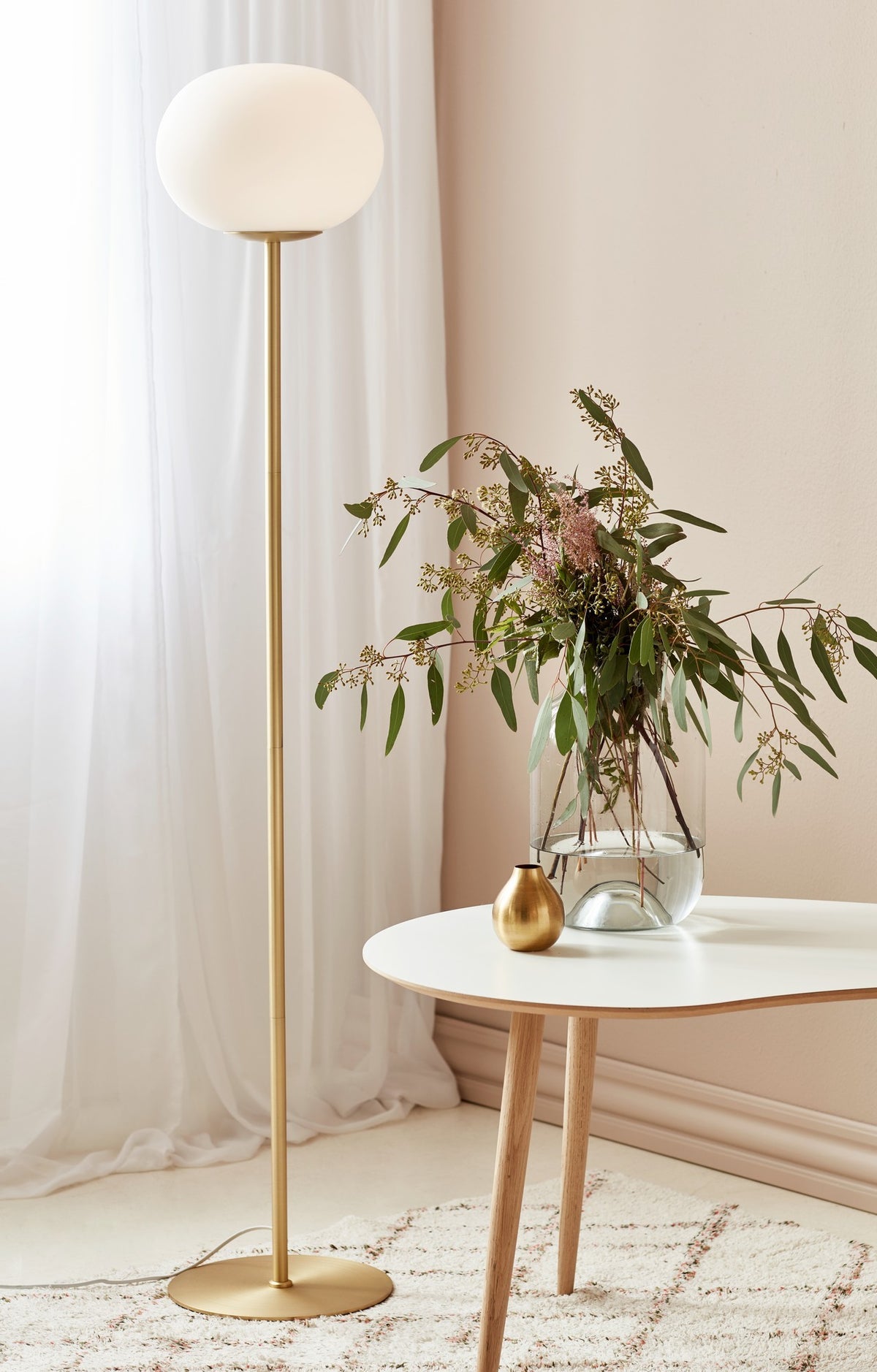 Mise en ambiance près d'une table, vase de fleurs et rideau clair
