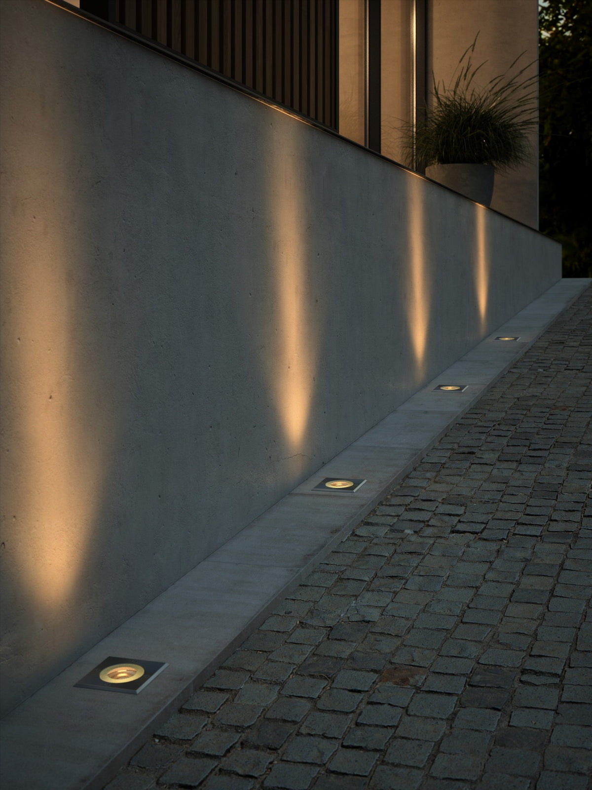 Mise en ambiance nocturne, spots encastrés dans une dalle éclairant un mur