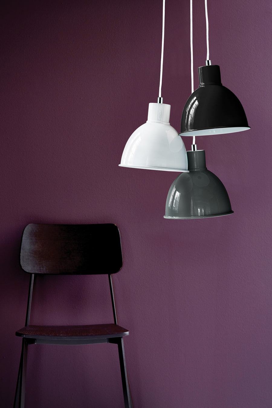 Trois suspensions blanche, noire et grise sur fond violet, câbles fins