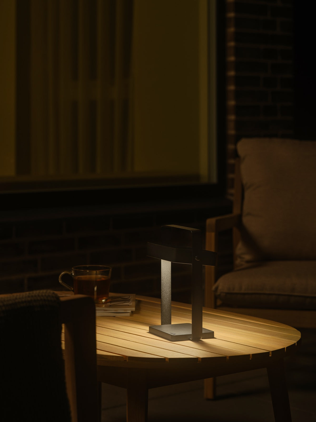 Mise en ambiance nocturne sur une table basse en bois de terrasse