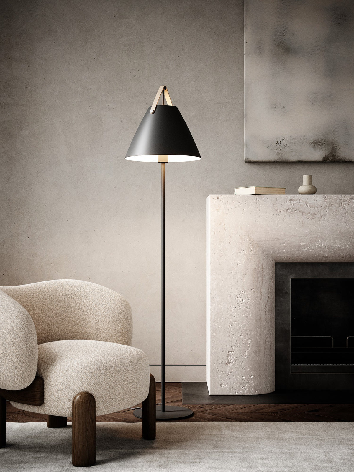 Lampadaire dans un intérieur contemporain, près d'une cheminée en pierre et fauteuil bouclé.