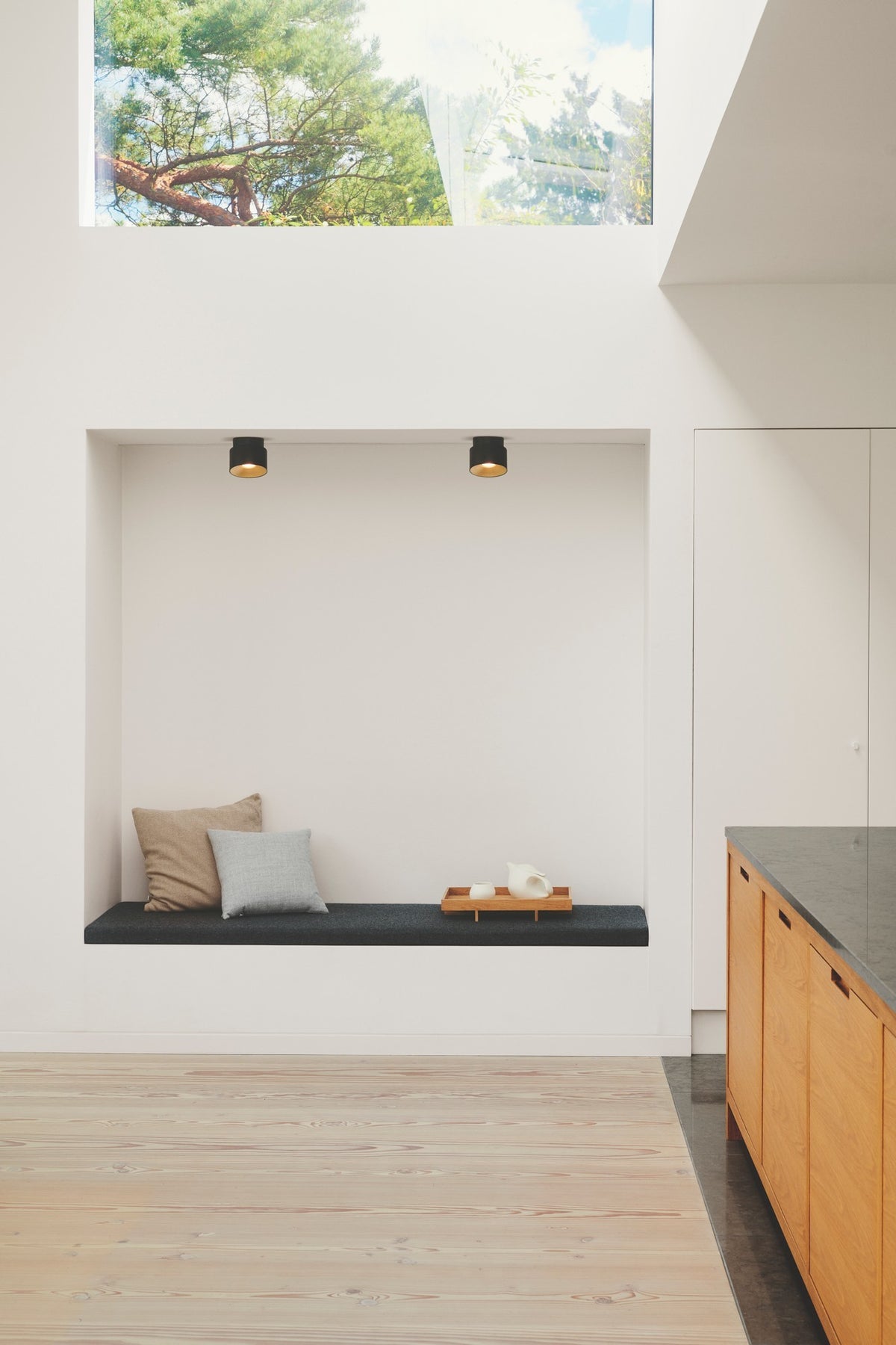 Mise en ambiance dans une niche blanche avec deux spots noirs au plafond