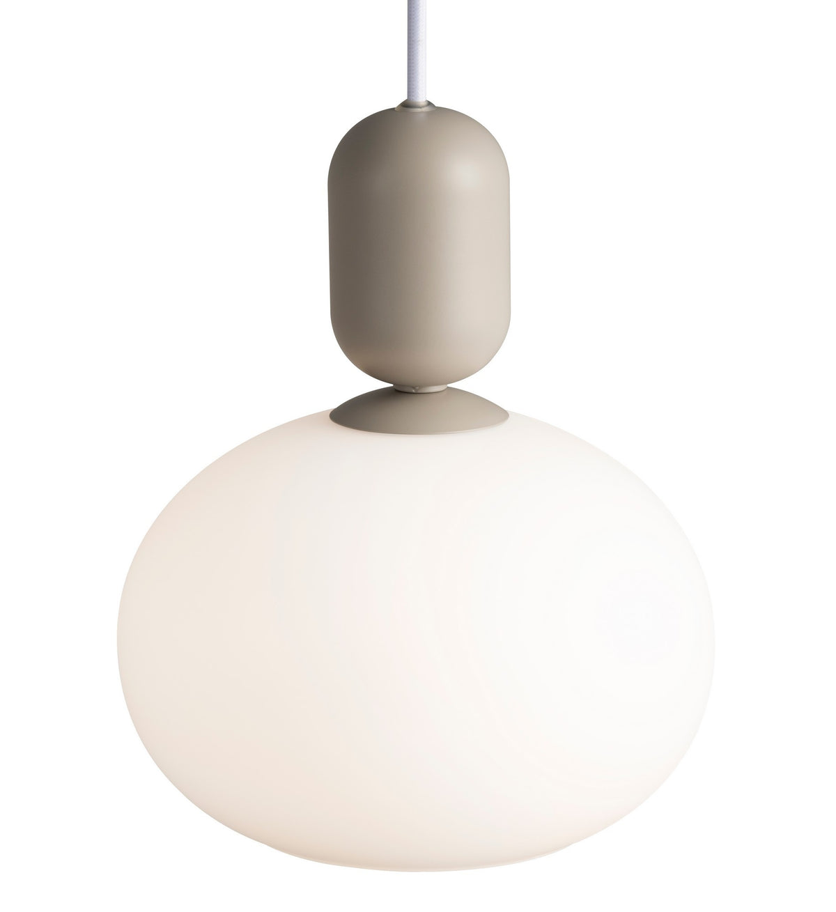 Vue rapprochée du luminaire montrant le câble et la fixation en métal brossé