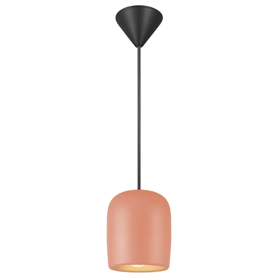 Suspension rose poudré à abat-jour cylindrique, câble noir et lumière chaude vers le bas.