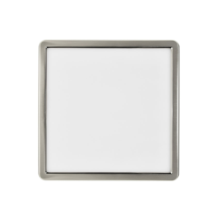 Vue de face du plafonnier carré au cadre nickel brossé et diffuseur blanc uniforme
