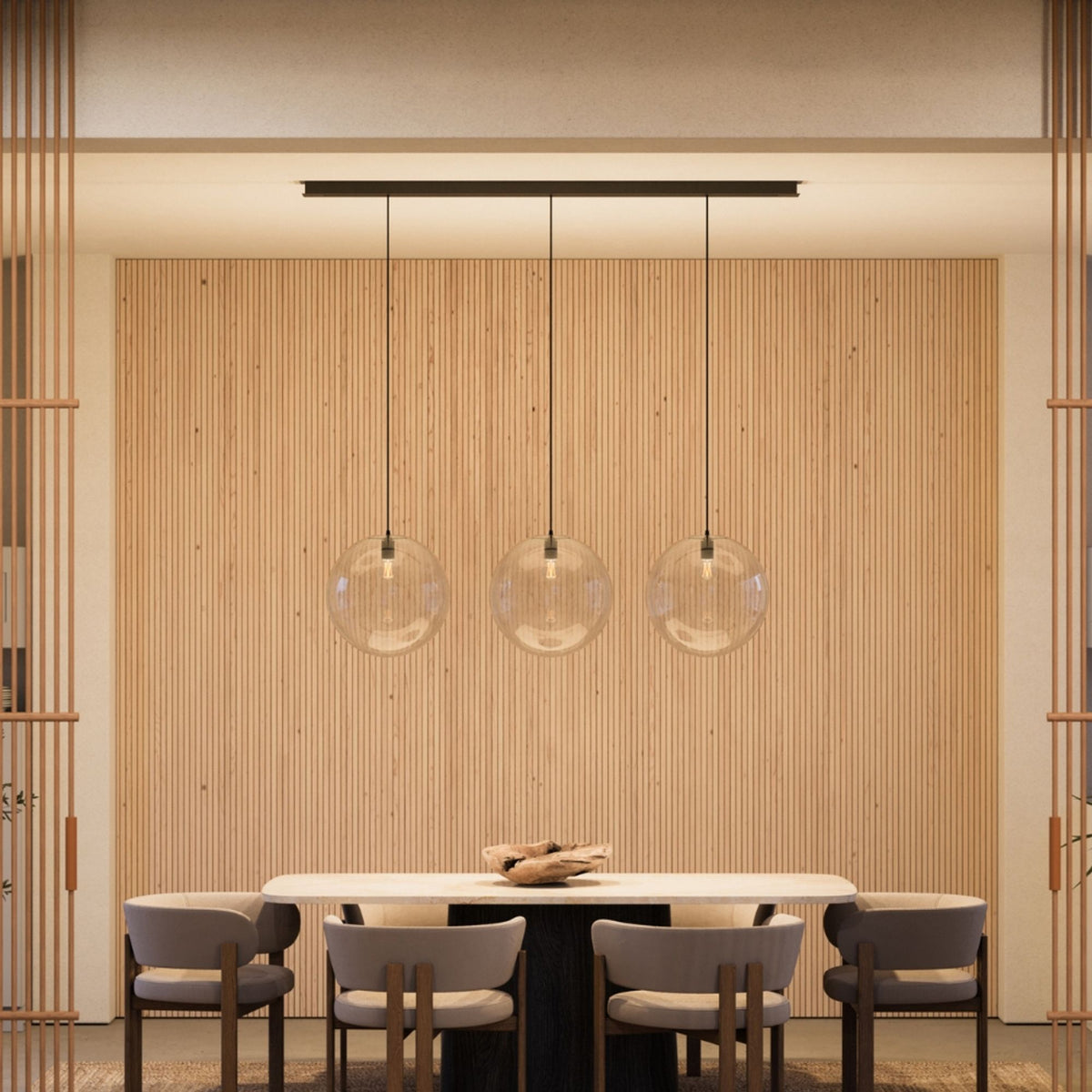 Suspension trois globes en verre transparent au-dessus d'une table, fond de lattes bois