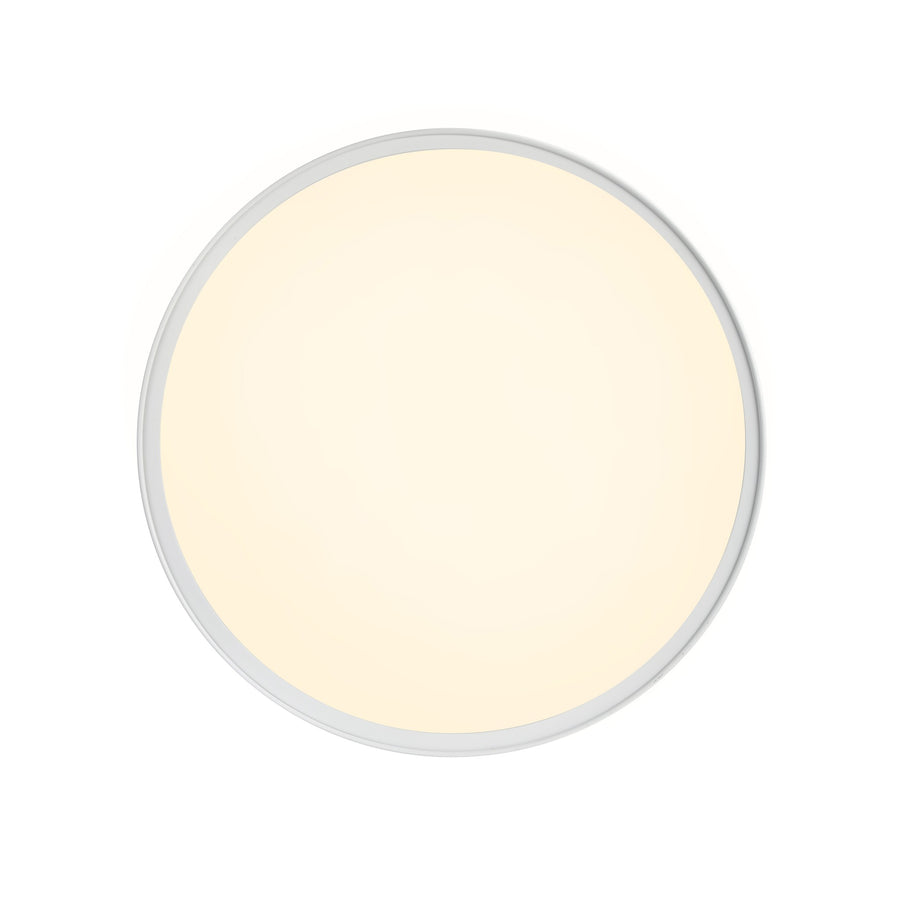 Vue de dessous du luminaire rond, cercle lumineux ivoire sur fond blanc.
