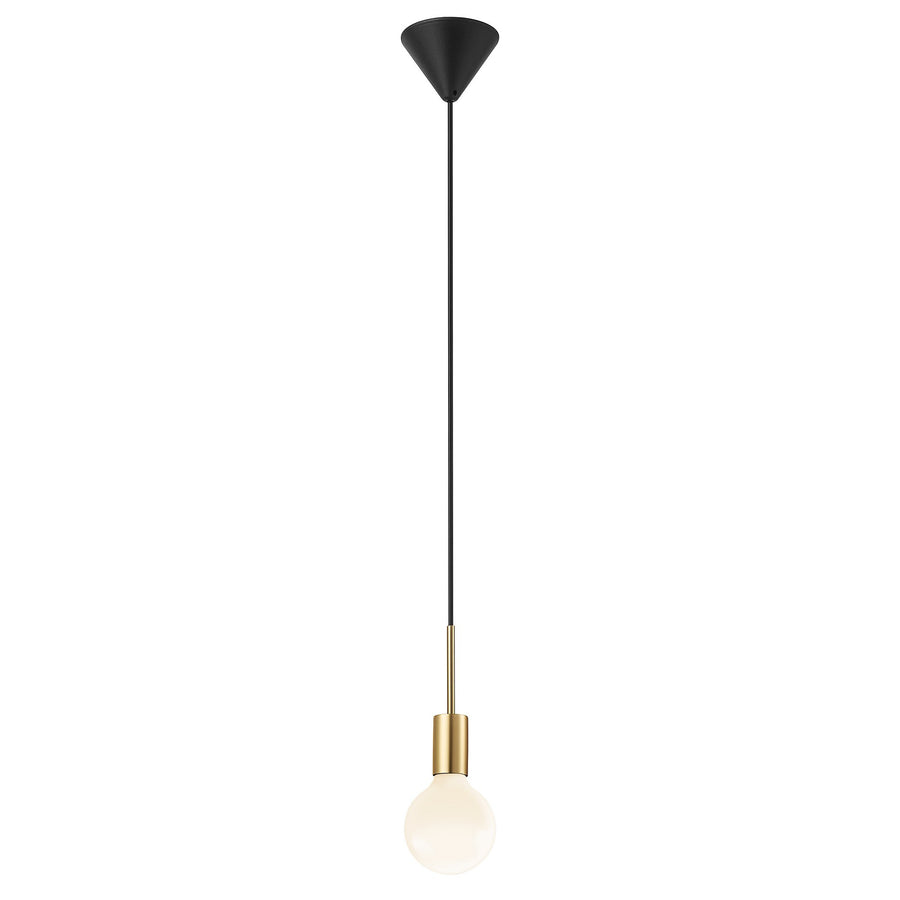 Suspension avec ampoule globe opaline, douille laiton et câble noir, produit de face.
