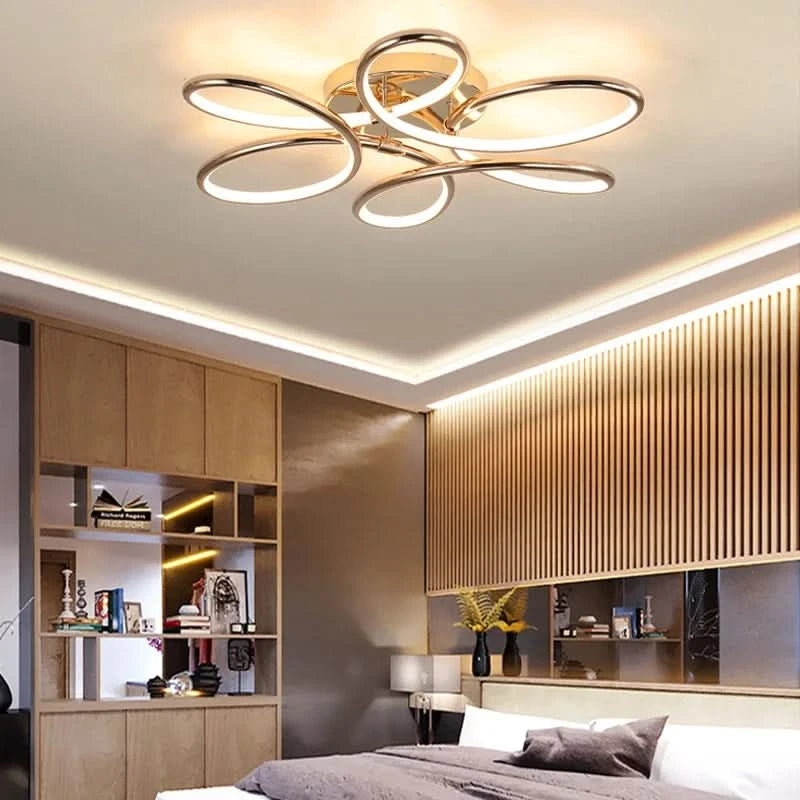 Vue du luminaire au-dessus d'un lit dans une chambre à tête de lit bois