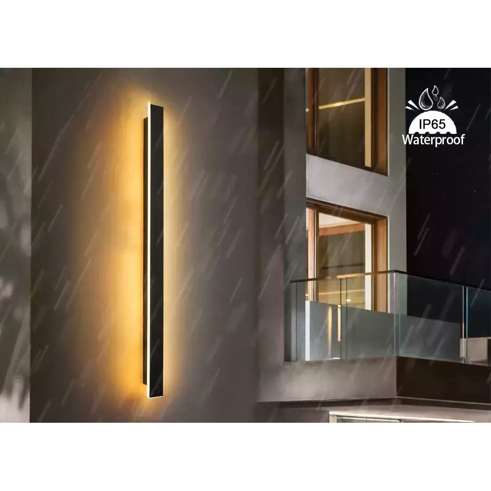 Applique murale fine éclairée sous une pluie battante, façade moderne, mention IP65 waterproof