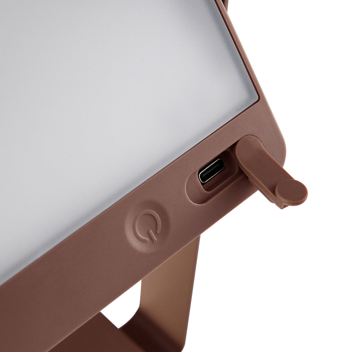 Gros plan du port USB-C protégé par un clapet et logo de charge