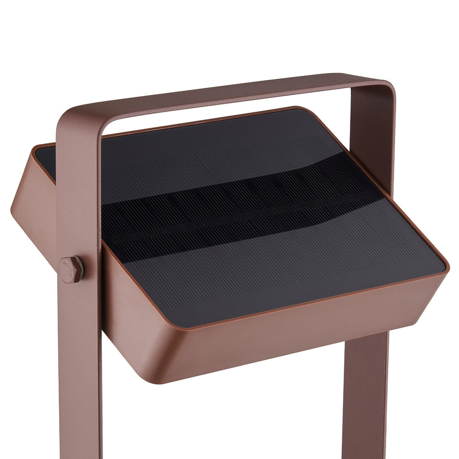 Détail du panneau solaire noir vu de dessus sur la tête inclinée