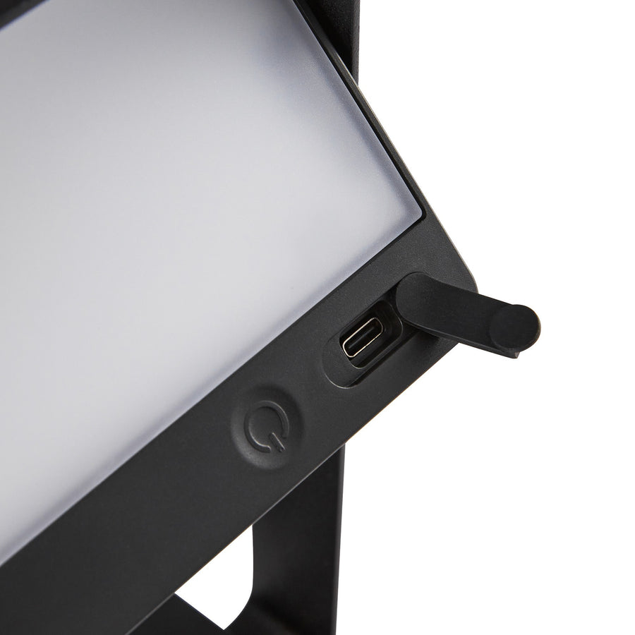 Détail du port USB-C sous trappe et du bouton power en caoutchouc