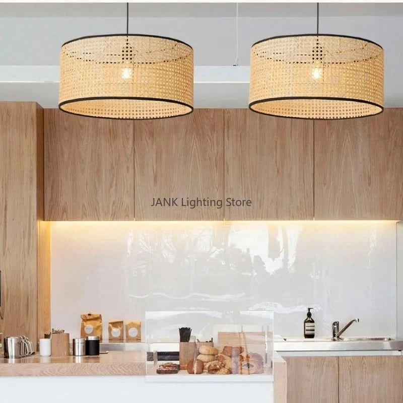 Deux luminaires cylindriques en rotin tressé éclairant un plan de travail de cuisine