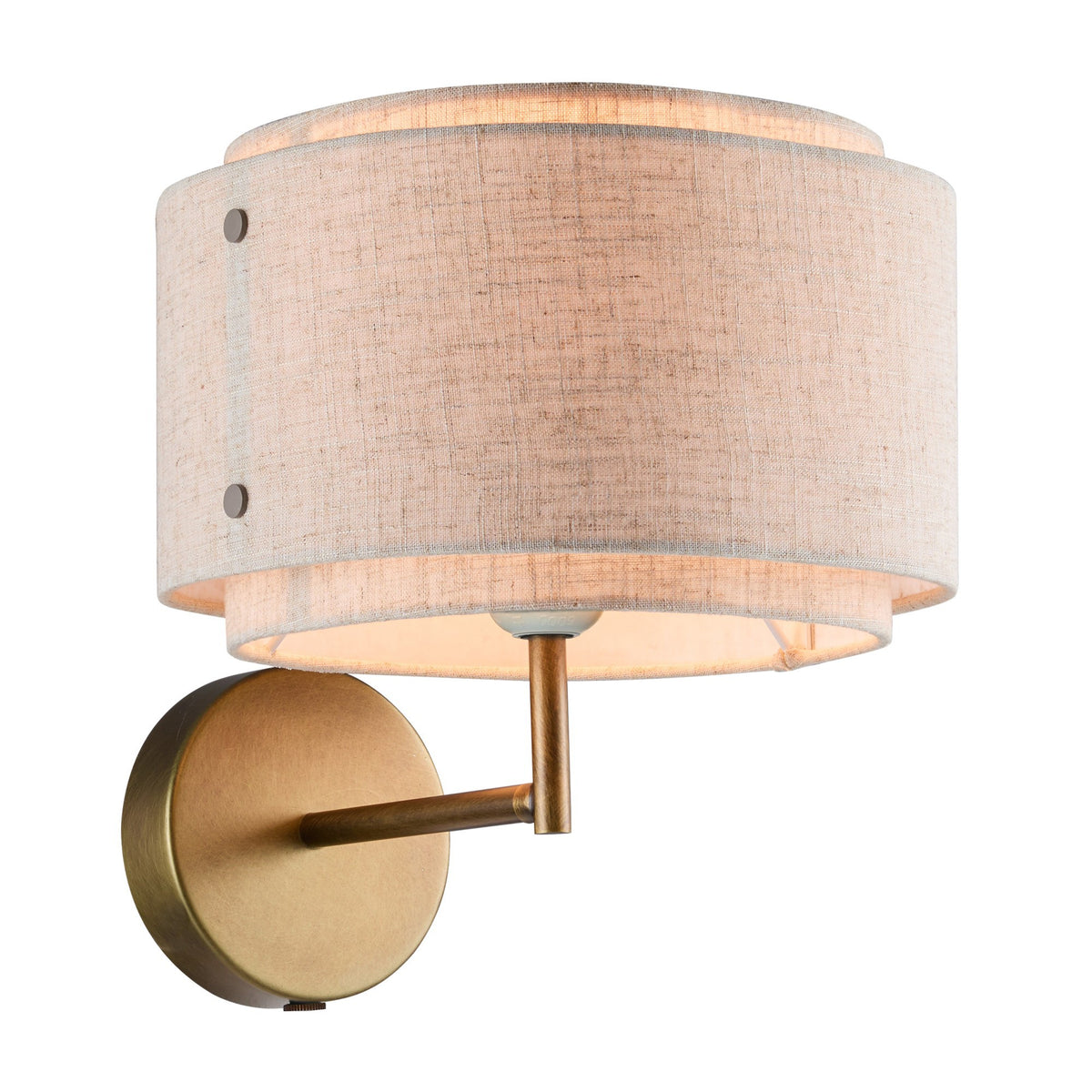 Vue de trois quarts de l'applique murale avec abat-jour cylindrique beige et bras en laiton.