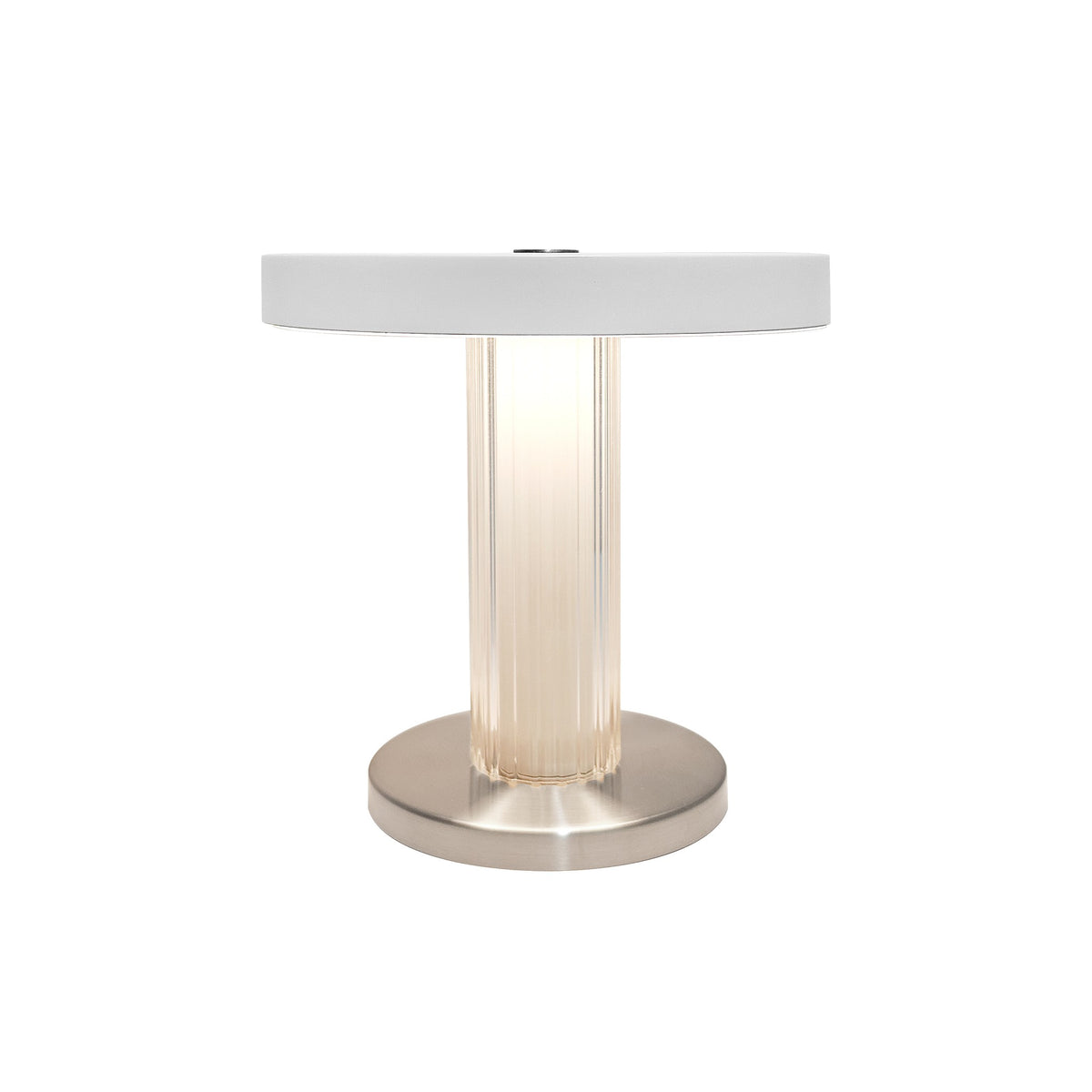Lampe à poser blanche vue de face, colonne en verre strié et socle métal brossé