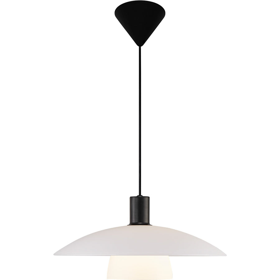 Suspension noire de face, câble tendu, douille et grand abat-jour en verre blanc