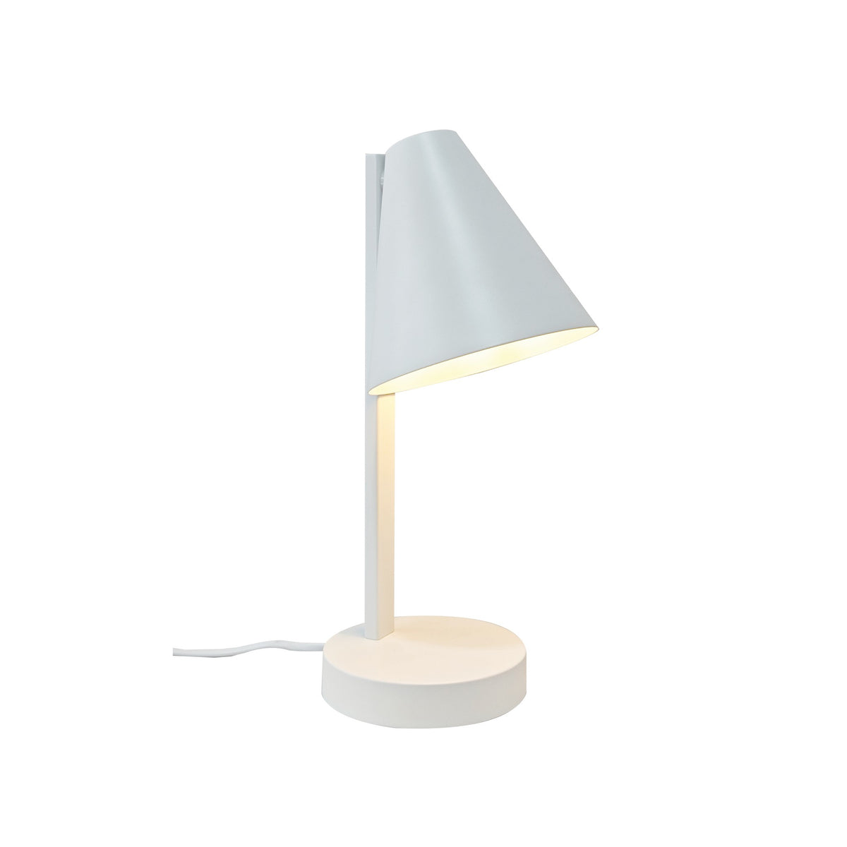 Lampe à poser blanche de profil avec abat-jour conique incliné et base ronde.