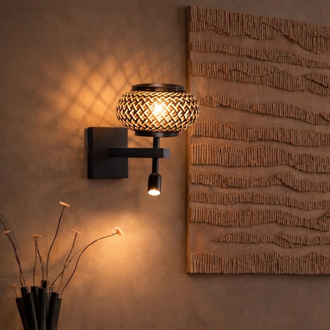 Mise en ambiance sur mur beige, lumière chaude et ombres du tressage projetées