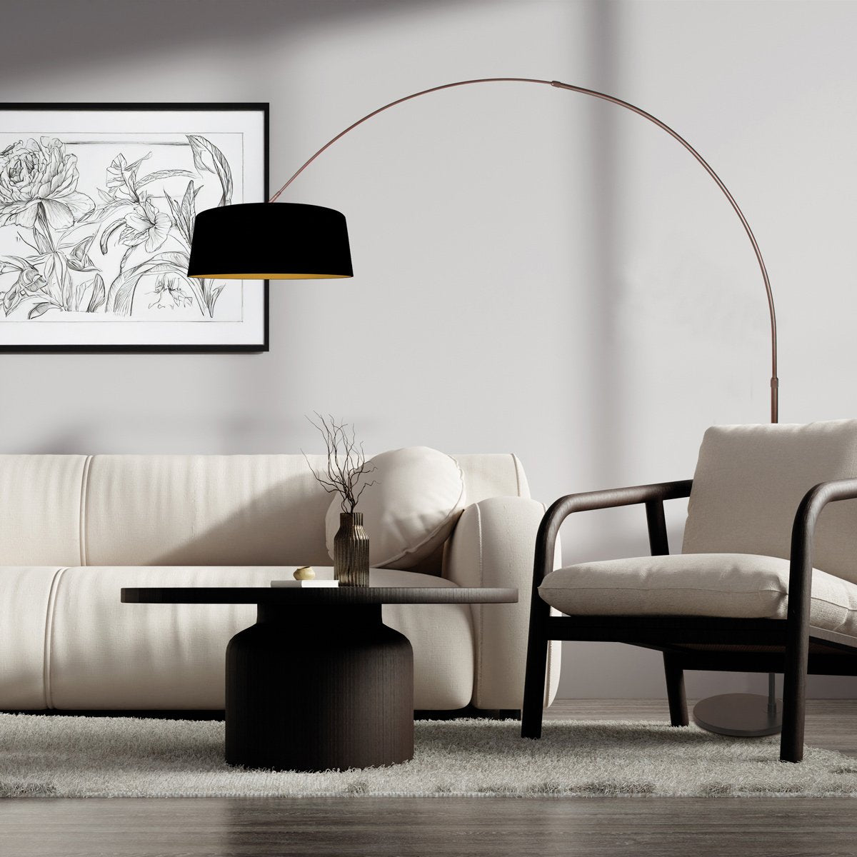 Mise en ambiance salon clair, lampadaire arc au-dessus d'un canapé beige et fauteuil