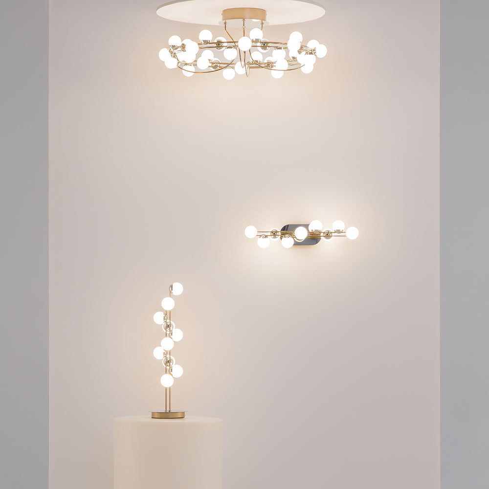 Trois luminaires de la collection présentés au mur et sur un socle.
