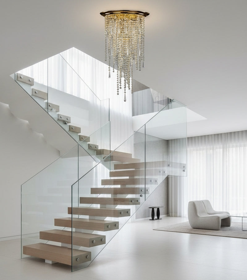 Mise en ambiance dans un hall moderne avec escalier en verre et mobilier design