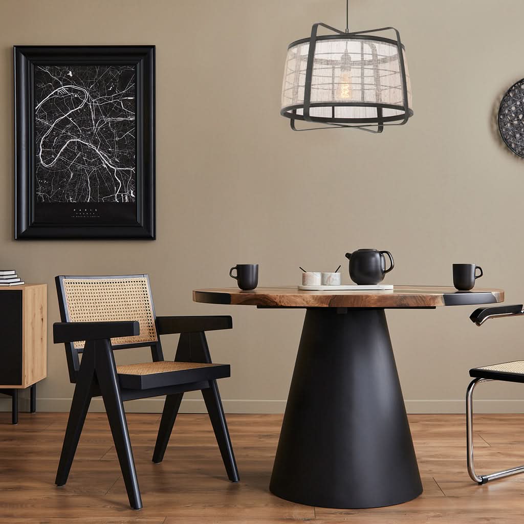 Mise en ambiance salle à manger, suspension cylindrique et table ronde en bois foncé