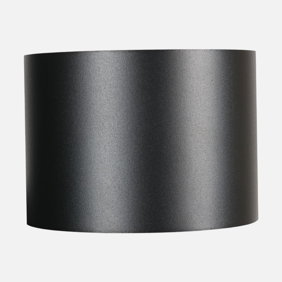 Applique murale noire cylindrique présentée de face sur fond blanc neutre