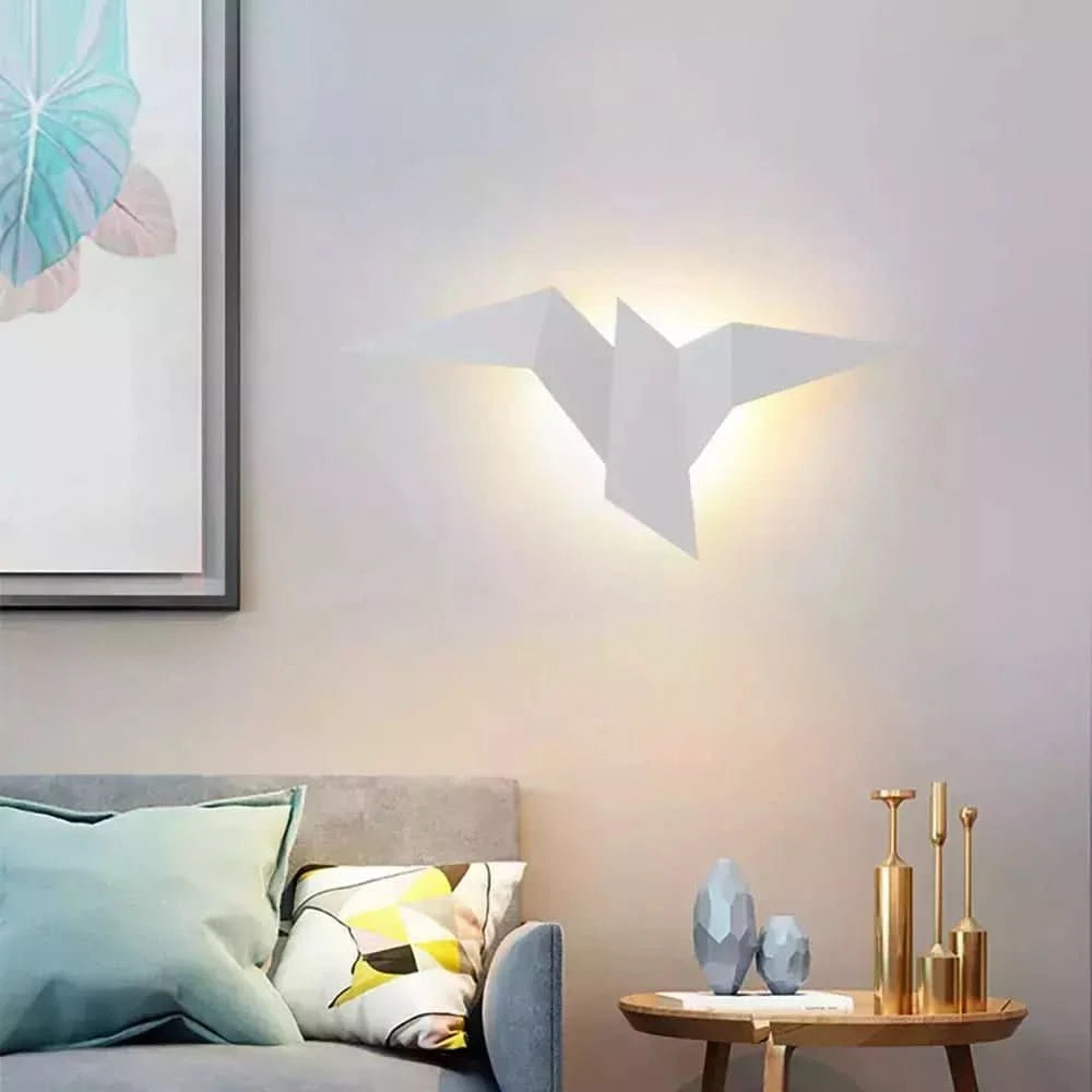 Applique murale blanche montée sur un mur, au-dessus d'un canapé et d'une table d'appoint.