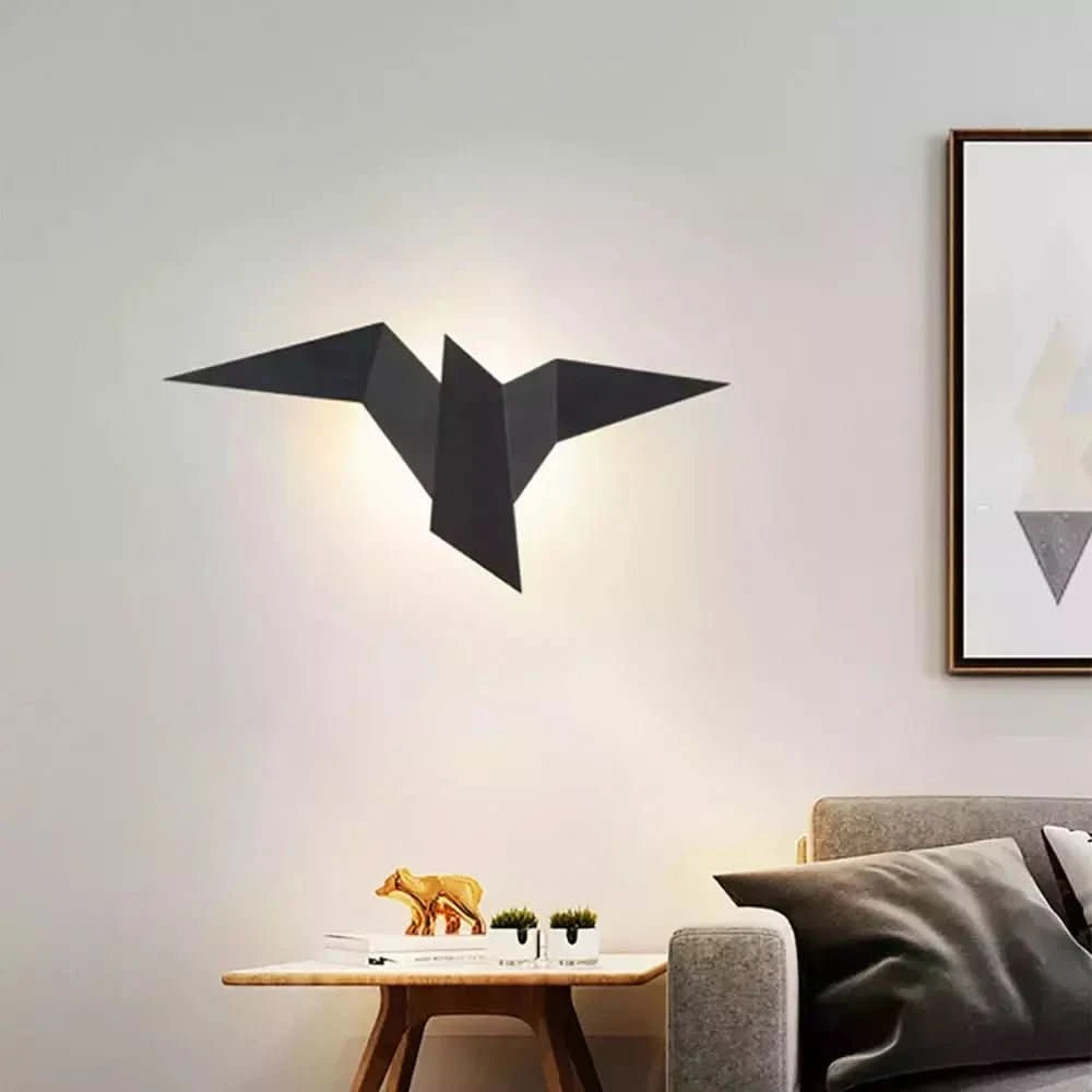 Applique murale noire installée au-dessus d'une table basse avec sofa et cadre.