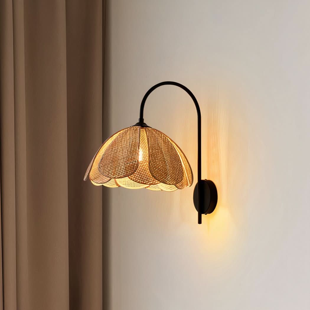 Mise en ambiance près d'un rideau beige, lumière chaude diffusée par le cannage.