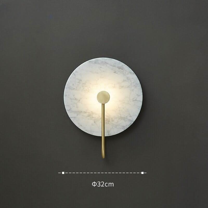 Version marbre blanc, disque rond et tige laiton, cotes de 32 cm