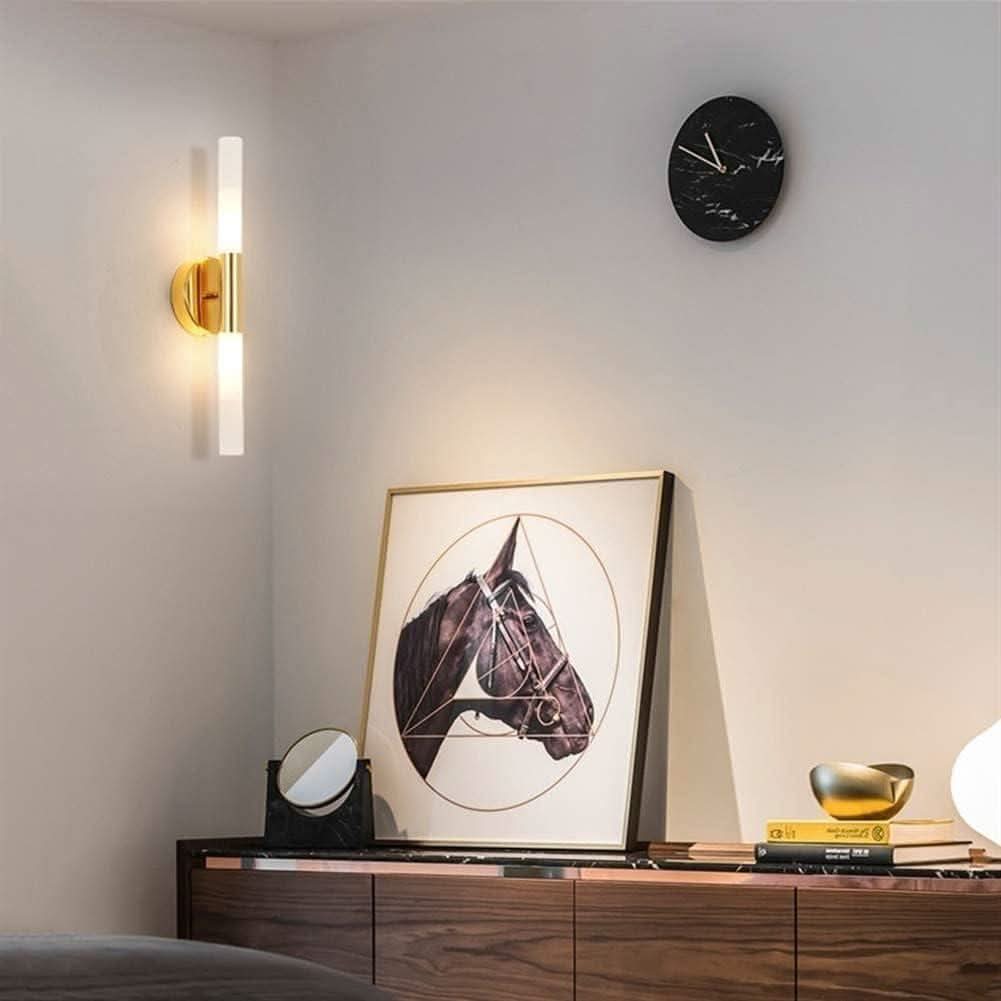 Applique dorée allumée près d'un cadre au cheval, chambre contemporaine