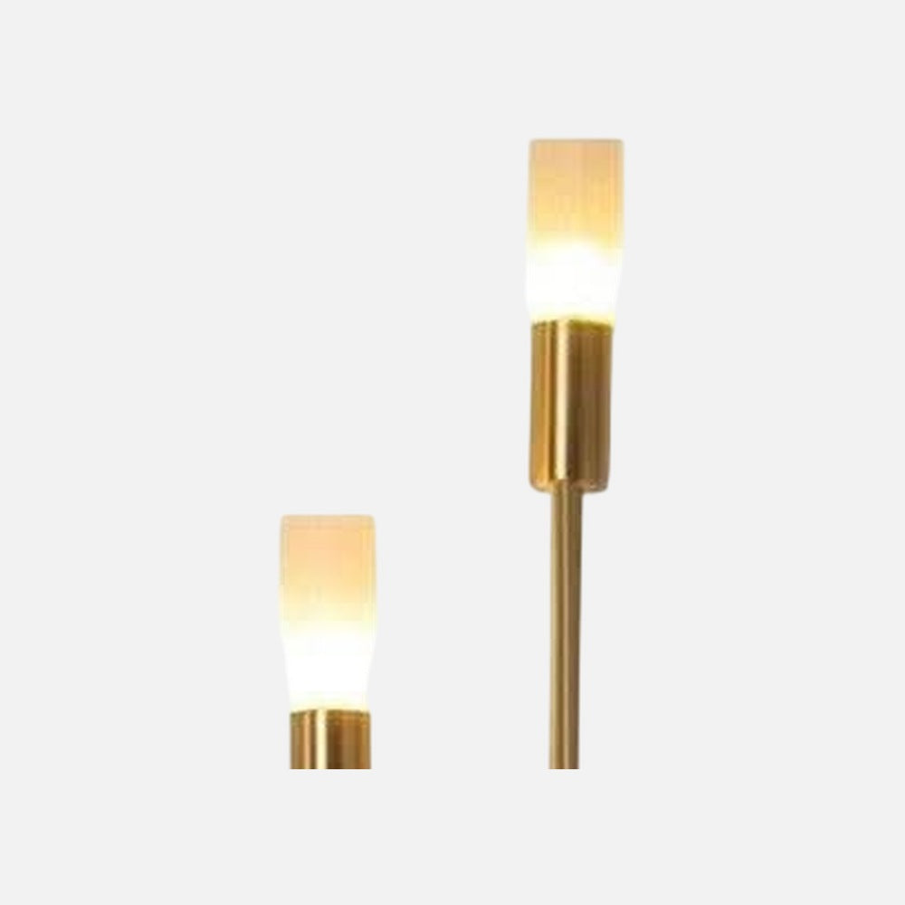 Détail rapproché des tubes de verre opale et des douilles en métal doré.