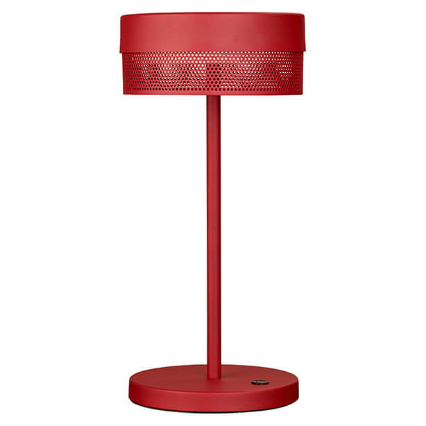 Photo montre lampe rouge de face, abat-jour cylindrique perforé, pied et base ronds.