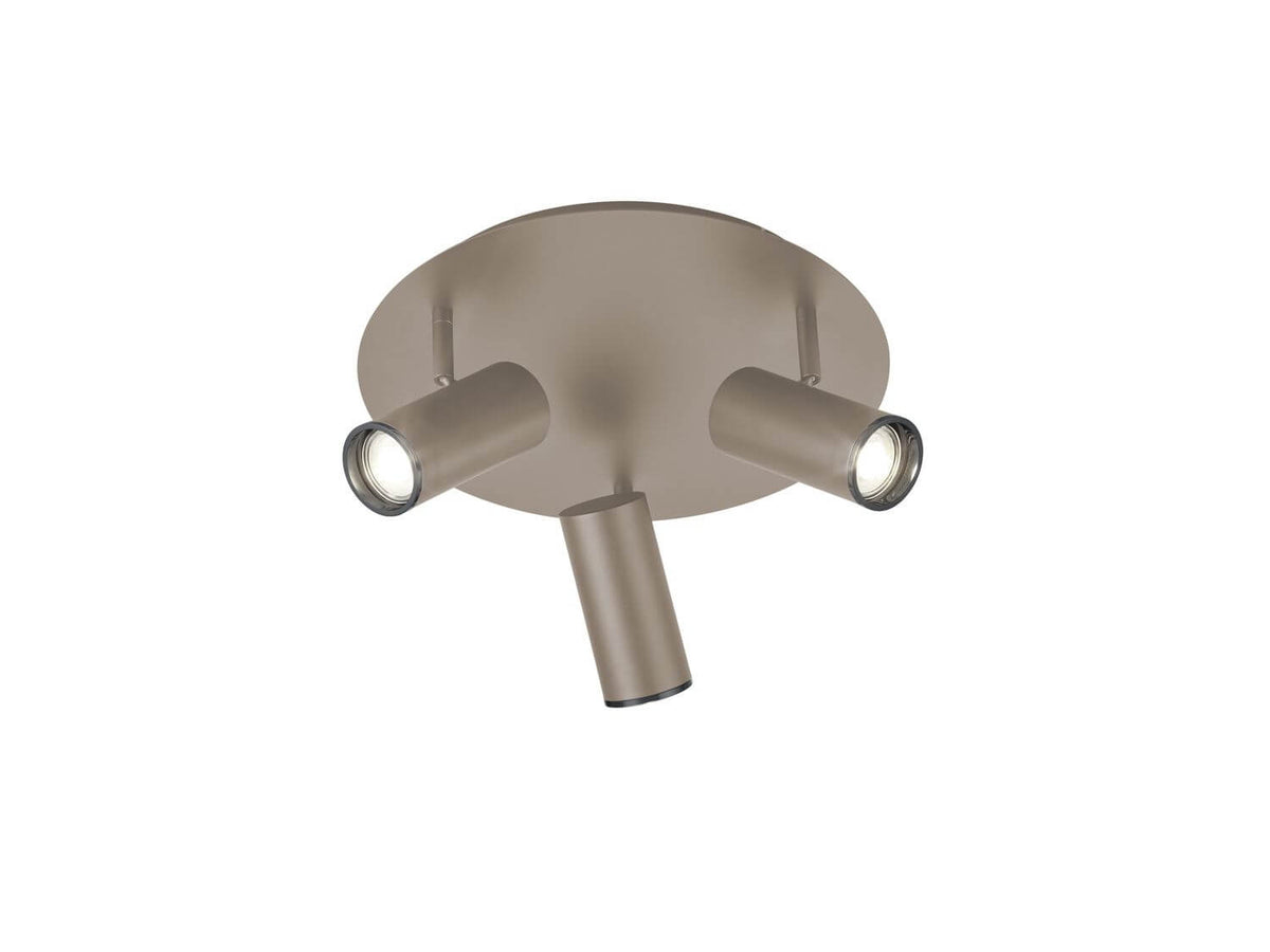 Vue de face du plafonnier taupe et ses trois spots cylindriques orientables allumés