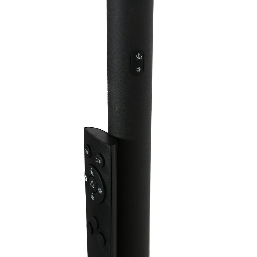 Détail de la télécommande noire fixée sur le mât, boutons de réglage et d’intensité.