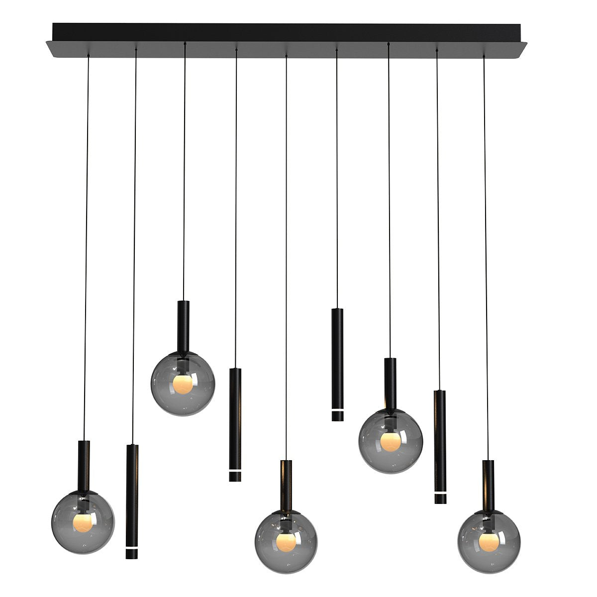 Suspension linéaire noire avec globes fumés et cylindres répartis sur plusieurs hauteurs.