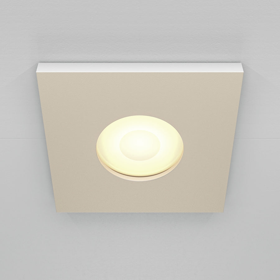 Variante beige carrée du luminaire encastré, éclairage allumé au plafond