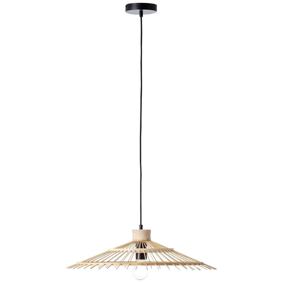 Suspension en bambou clair vue de face sur fond blanc, ampoule visible
