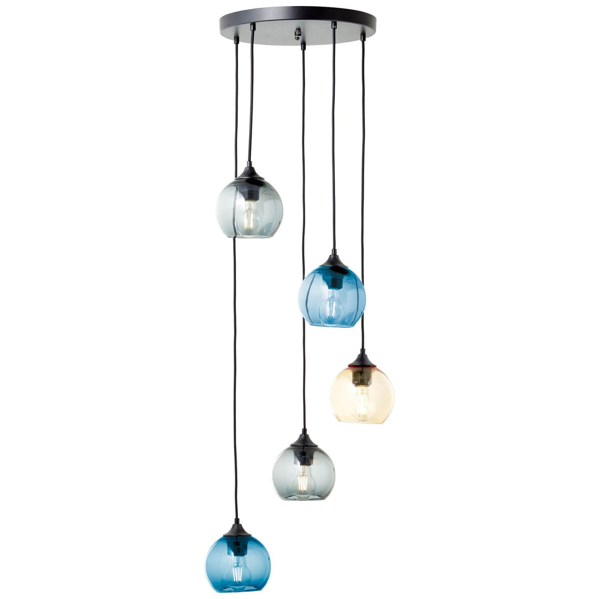 Suspension à cinq globes en verre coloré suspendus à des câbles noirs.