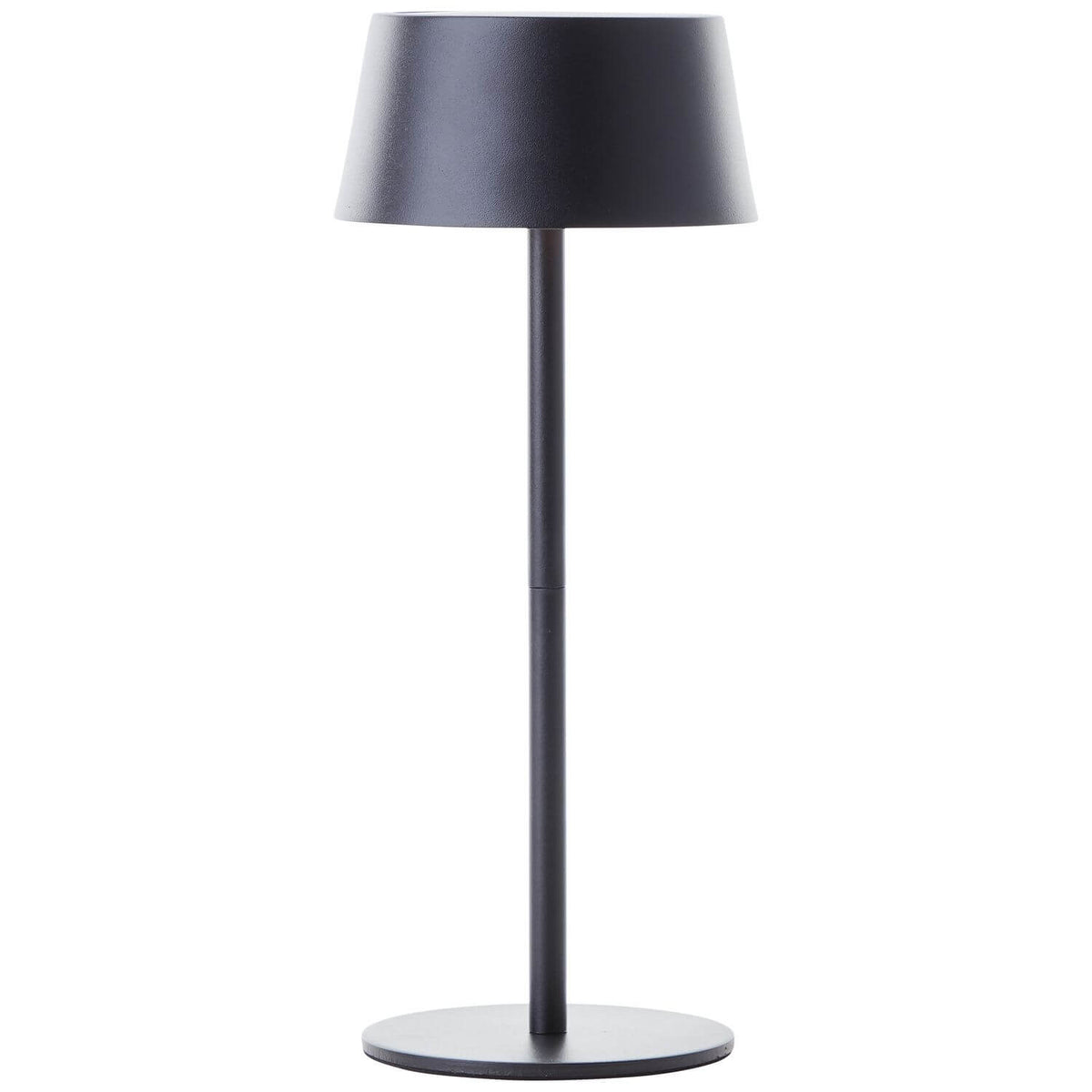 Lampe noire mat de face sur fond blanc, abat-jour conique et socle rond.