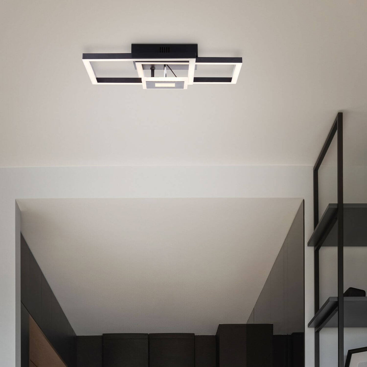 Luminaire fixé au plafond blanc d'un couloir sombre, mise en ambiance